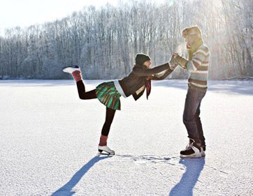 влюбленная парочка катается на коньках